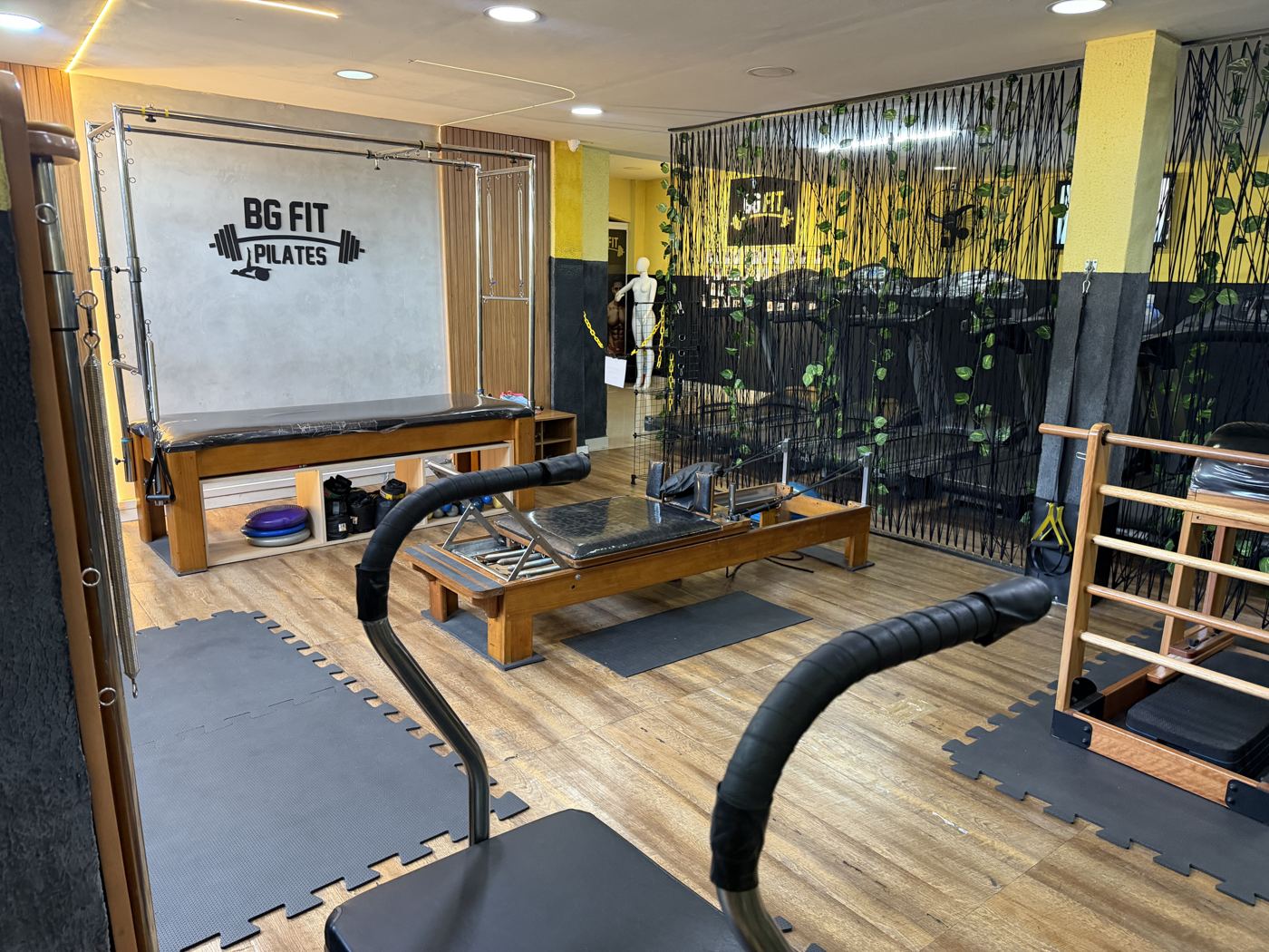Sala de Pilates com aparelhos